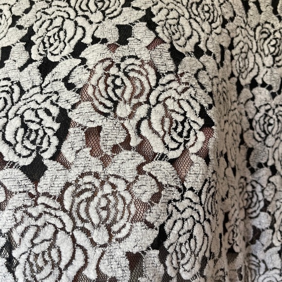 American Rag Cie light grey & black mesh knit floral crewneck sweater, size xs - Picture 2 of 6